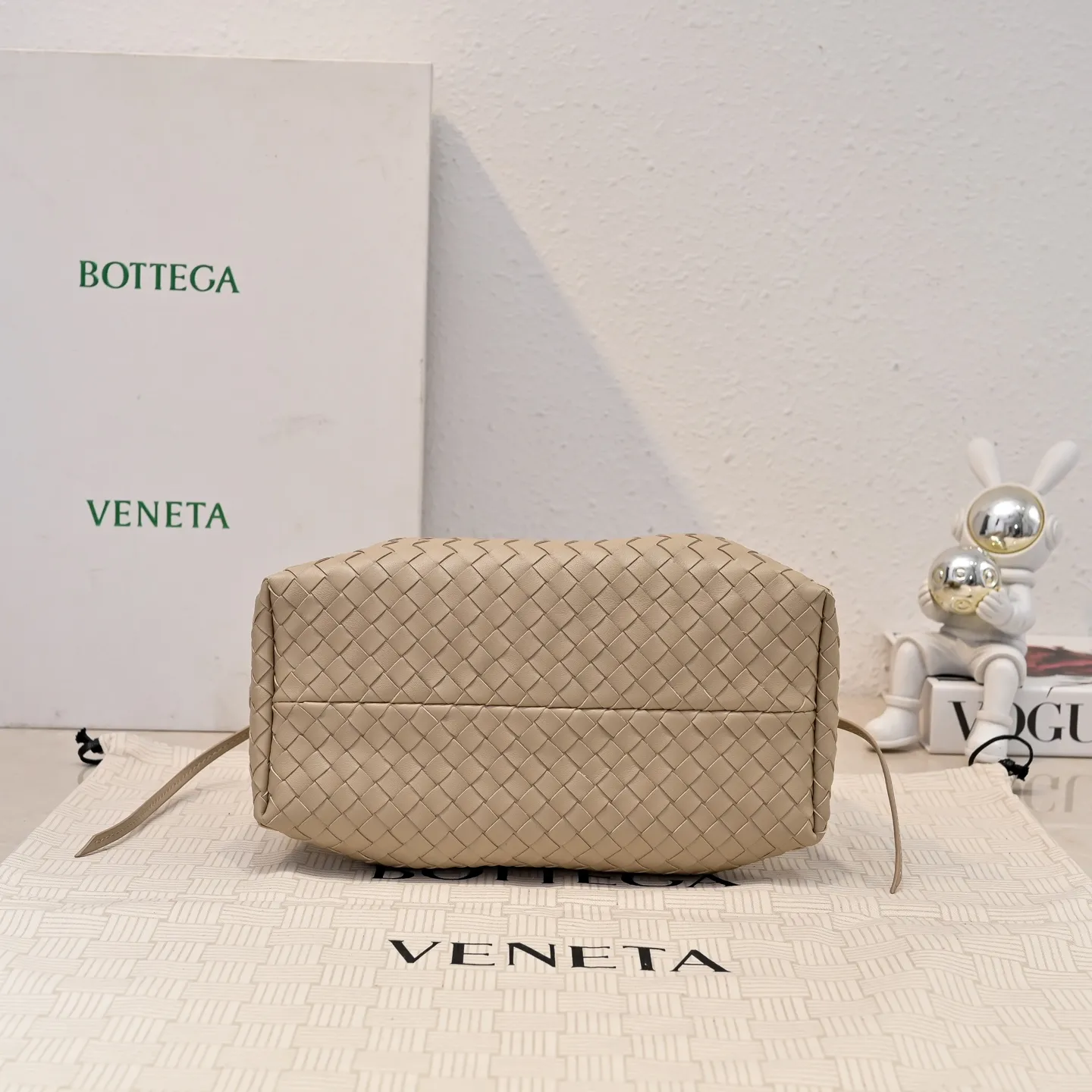 Batch 1760 BOTTEGA VENETA 2025 new product pinacoteca has super soft leather, and the weaving function, practicality and relaxed fashion sense have not fallen behind❤️‍🔥Amway has given sisters a must-have bag when going out. The size of the bag also accurately meets the commuting needs of urban beauties. It can accommodate mobile phones, keys, lipstick, powder, sunscreen, shopping bags...all of it! ! ! 🔥The capacity should not be underestimated~ It does not choose people, clothes, or occasions. With its majestic curved outline, exquisite woven texture, delicate edges and rounded handles, this woven vegetable basket bag truly achieves the goal of "dressing up and being fashionable without getting in the way"~ Are you interested in Jimei? Style number: 9004 Size: 24*15*12cm